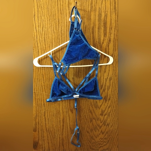 Strappy Velvet Bra and Panty Set with Built-In Choker - Picture 6 of 7
